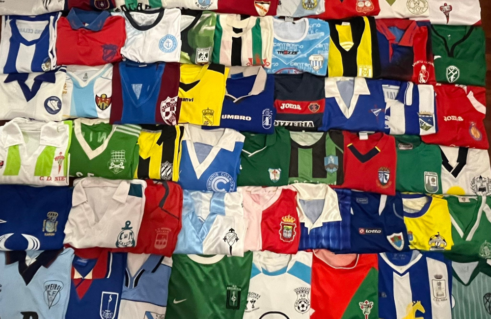 A colección das camisetas históricas que recollen a esencia do fútbol modesto galego