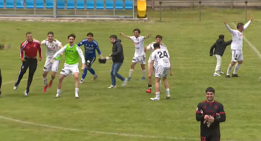Os xogadores do Noia celebran a vitoria en Betanzos que os clasifica para o play-off de ascenso. TVG