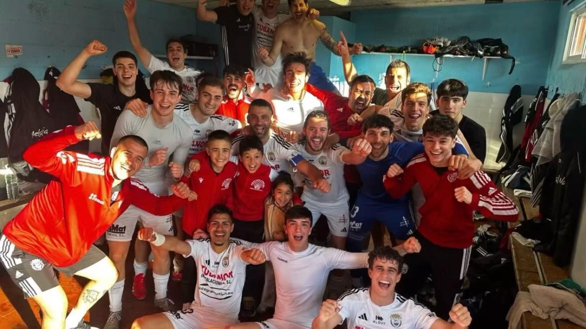 Os xogadores do Noia celebran a última vitoria. @CFNOIA