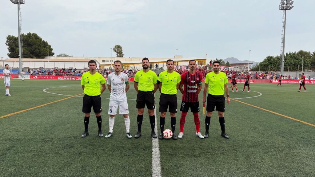 Saúdo de capitáns no Pulpileño-Sarriana da final nacional polo ascenso a Segunda RFEF. CLUB ATLÉTICO PULPILEÑO