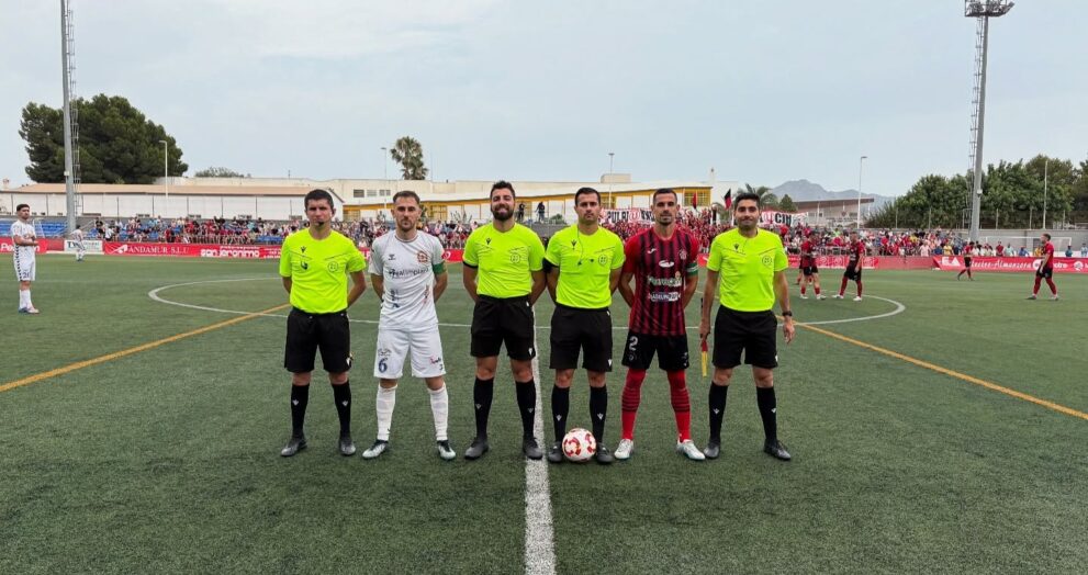 Saúdo de capitáns no Pulpileño-Sarriana da final nacional polo ascenso a Segunda RFEF. CLUB ATLÉTICO PULPILEÑO