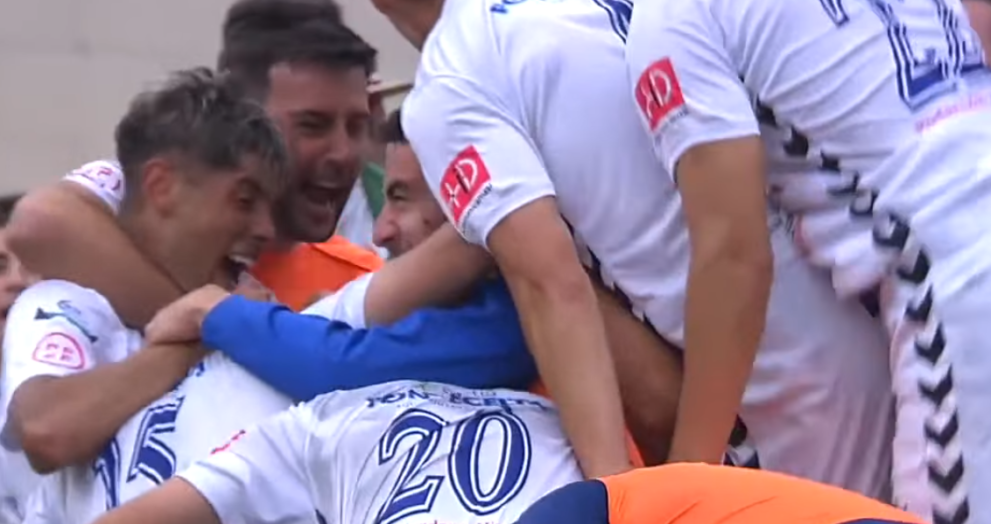 Os xogadores da Sarriana celebran o segundo tanto contra o Estradense. TVG