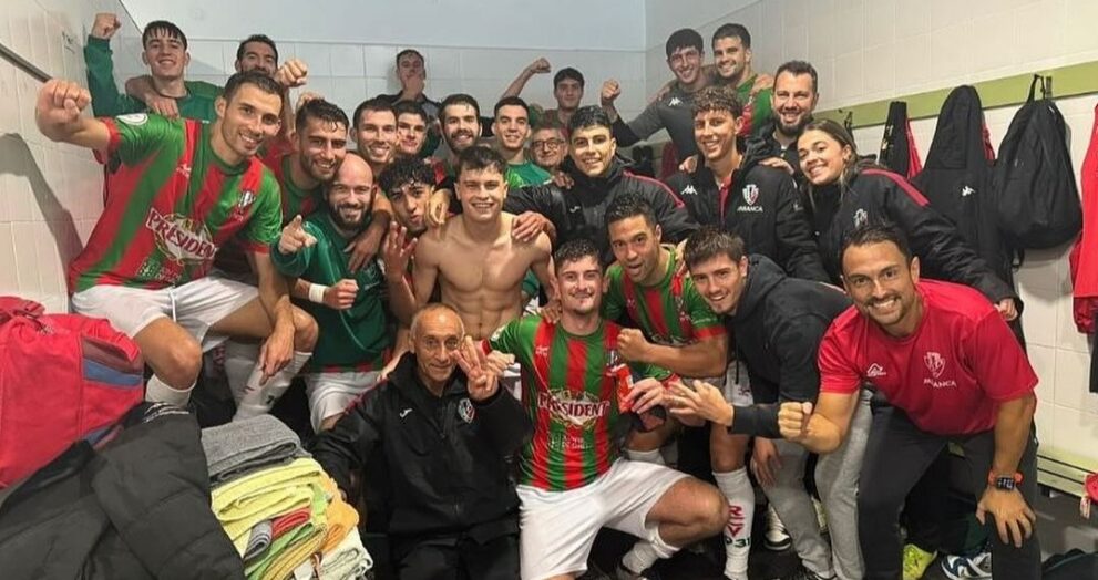 O Villalbés celebra a súa vitoria diante do Montañeros. RÁCING VILLALBÉS