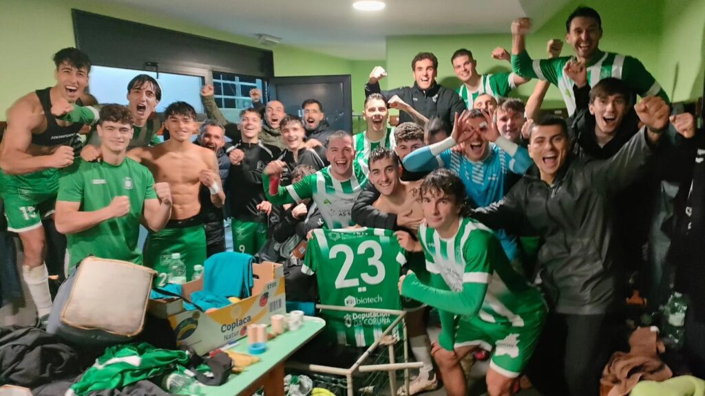 Os verdibrancos celebran a última vitoria ante o Noia. UD SOMOZAS