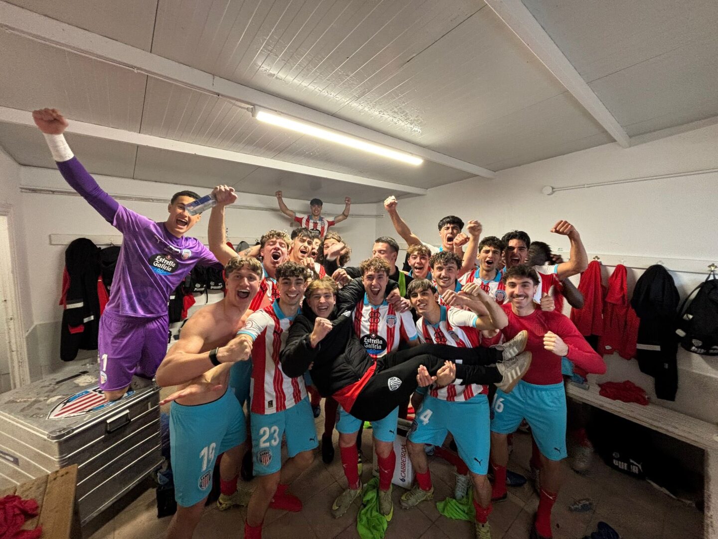 O Lugo B celebra a vitoria diante do líder. CD LUGO CANTEIRA
