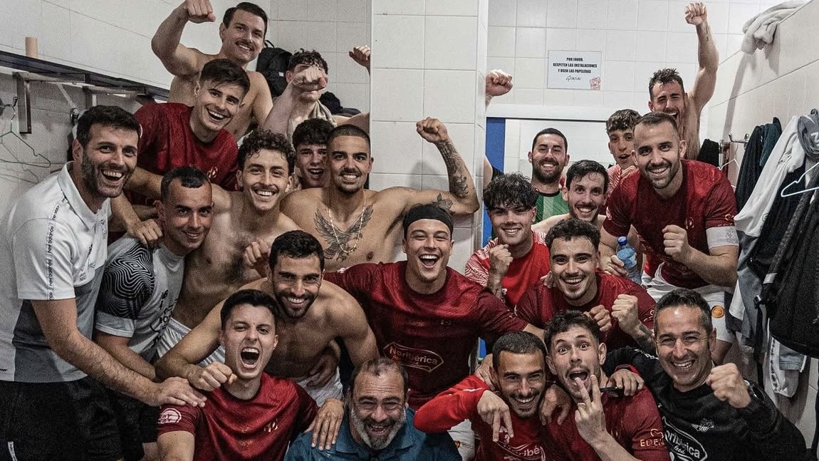 O Estradense celebra unha nova vitoria para volver a postos de playoff.