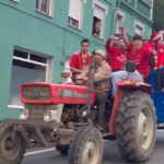 A celebración dos ascensos, mellor en tractor